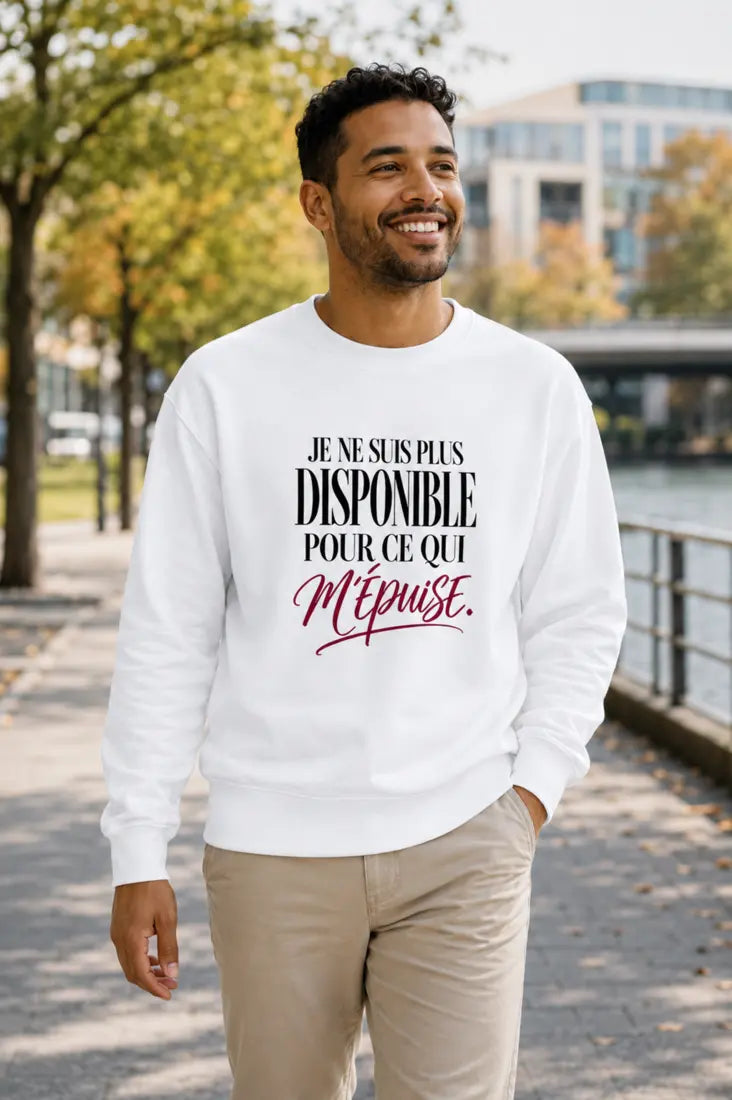 Homme portant un sweat à message Les Mots Portés