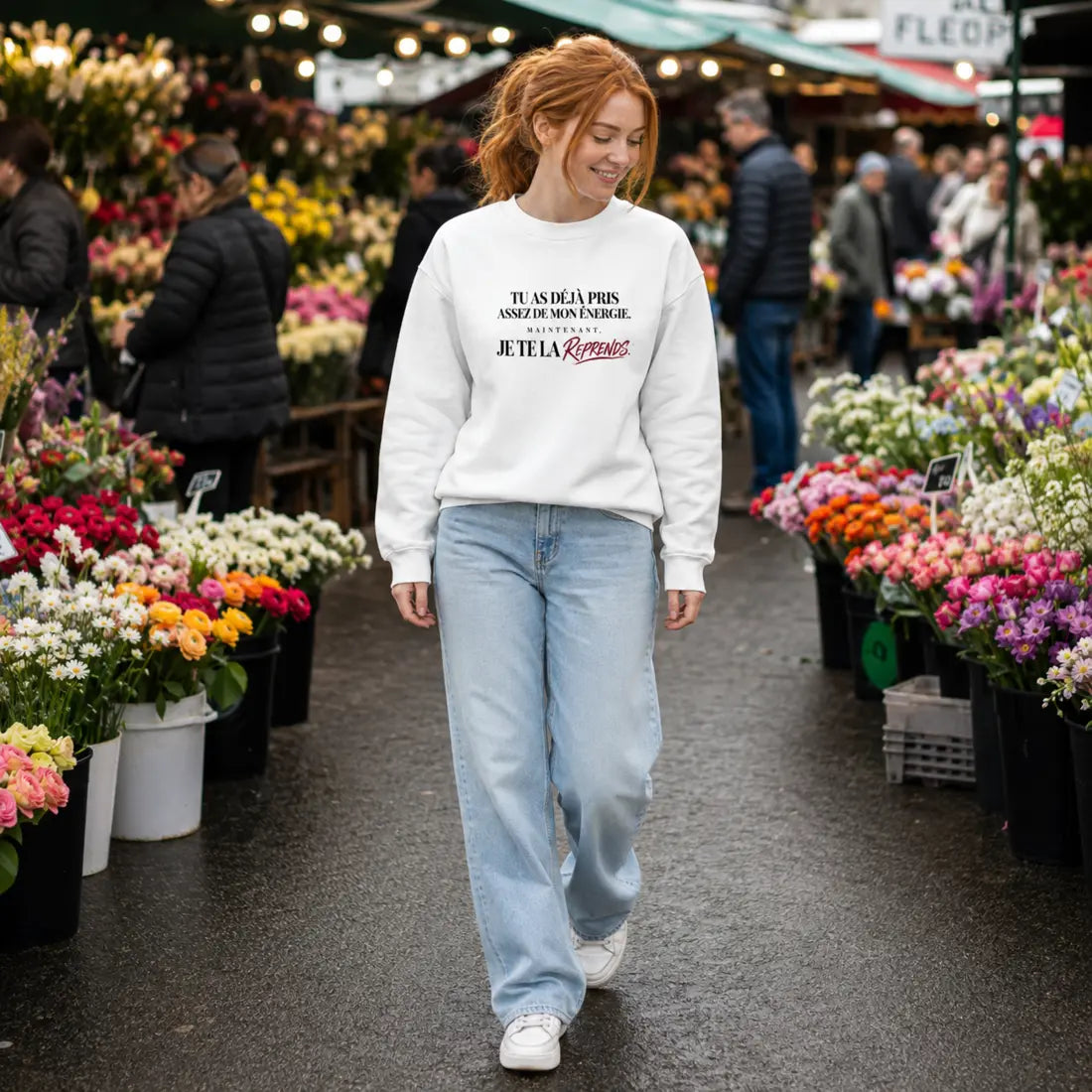 Sweat à message porté dans un décor fleuri